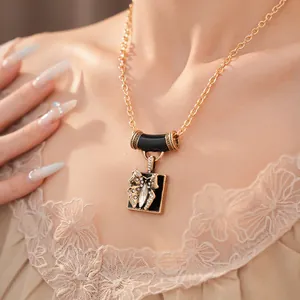 Detailansicht einer Vintage-Halskette mit schwarzem Emaille-Schmetterlingsanhänger und Glitzersteinen