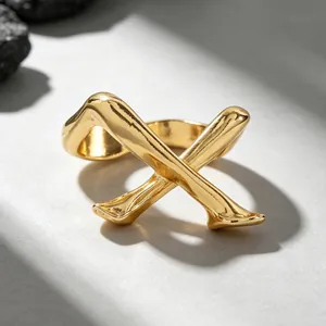 Makro-Detail eines goldenen abstrakten offenen Rings für Damen mit einzigartigem künstlerischem Design