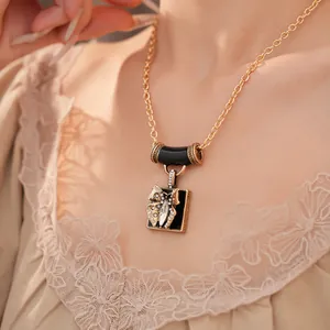 Nahaufnahme einer Vintage-Emaille-Halskette mit glitzerndem Schmetterlingsdesign