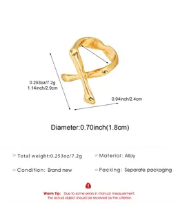 Detail des goldfarbenen Rings mit abstrakten gekreuzten Gliedern und Maßen