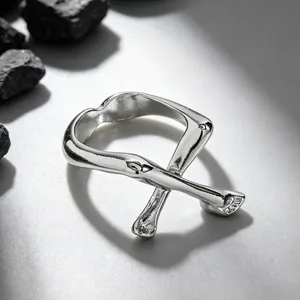 Makroaufnahme eines silbernen abstrakten Rings mit künstlerischer Vintage-Textur