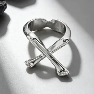 Detailansicht eines silbernen Rings mit abstraktem Gliederkreuz und Vintage-Design