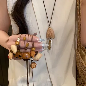 Collana in legno stile etnico retrò con ciondoli a forma di animali e conchiglie