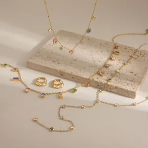 Detaillierte Ansicht des bunten Schmucksets aus Titanstahl mit Kristallen