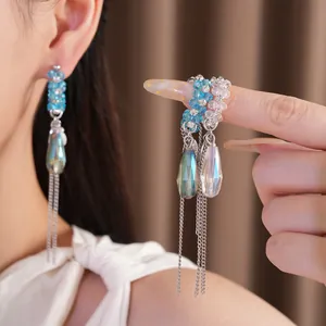Detailansicht der Glasperlen-Ohrstecker mit Wassertropfen-Quasten für einen Luxus-Look