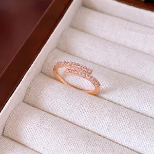 Elegante roségouden verstelbare open ring versierd met rijen sprankelende zirkonia's