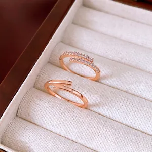 Elegante minimalistische open ringen in roségoud met zirkoon en gepolijste afwerking