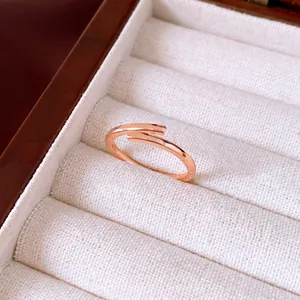 Minimalistische roségouden open ring met gepolijste afwerking in een witte sieradendoos