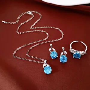 Detail van luxe sieradenset met blauwe zirkonia bloemen en zilverkleurige afwerking.