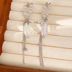 Detailansicht der eleganten Tropfenglasperlen und langen Kettentropfenohrringe für Damen.