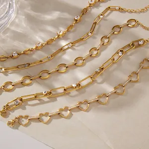 Makrodetail goldener Edelstahlarmbänder mit funkelnden Zirkonia-Gliedern