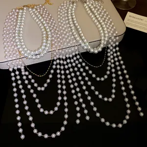 Gedetailleerd overzicht van elegante witte meerlaagse parelkettingen met lange kwastjes