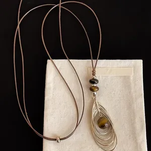 Collier pendentif œil de tigre vintage avec cordon en cuir marron et anneaux ovales