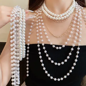 Elegante close-up van een mooie meerlaagse witte parelketting op de nek van een vrouw