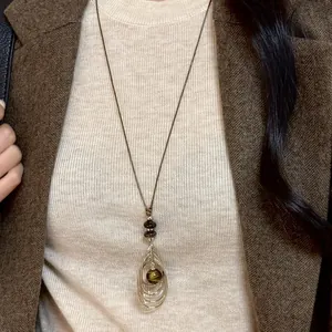 Élégant collier pendentif oeil de tigre style Maillard avec cordon en cuir marron pour femme