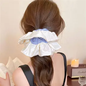 Chouchou en satin rayé blanc et bleu avec bordure en dentelle pour des cheveux volumineux