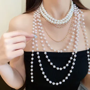 Detailweergave van gelaagde parelfranjeketting met elegante gouden kettingaccenten