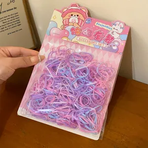 Detailweergave van gekleurde haarelastiekjes voor meisjes in schattige verpakking