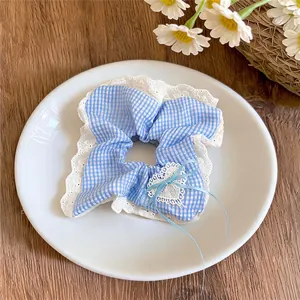 Chouchou en dentelle vichy bleu style coréen avec un ornement de nœud en cœur délicat