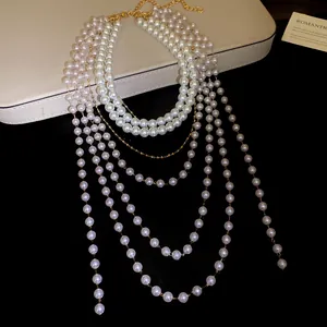 Detailopname van een elegante meerlaagse parelketting met stijlvolle kwastjesdetails