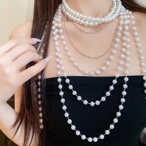 Elegante meerlaagse parelketting met verschillende parelgroottes gedragen door een model