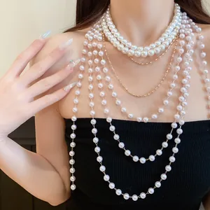 Elegante meerlaagse parelketting met kwastjes en goudkleurige kettingen voor luxe look.