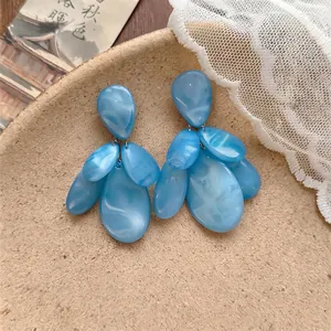 Pendientes colgantes de lágrima en resina azul jaspeada elegantes para estilo vacacional