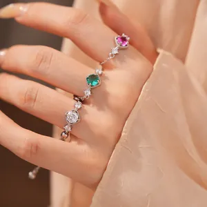 Elegante zirkonia kettingringen aan de hand in verschillende levendige kleuren en chic.