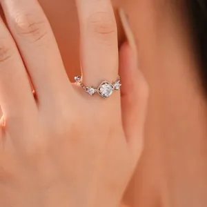 Close-up van een zilveren ruitvormige ring met zirkonia steentjes op een hand