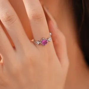 Gedetailleerde close-up van elegante ring met roze zirkoon, ruitvormig frame en ketting
