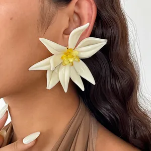 Detailansicht der großen weißen Harzblumenohrringe mit einem gelben Kristallzentrum