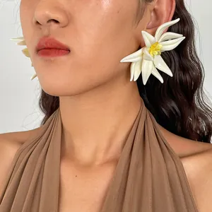Detaillierte Nahaufnahme von übergroßen weißen Blumenohrringen aus Harz an einem Modell