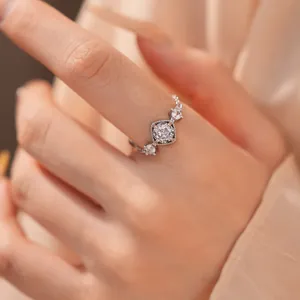 Detailopname van een minimalistische zilveren ring met vierkante zirkonia zetting.