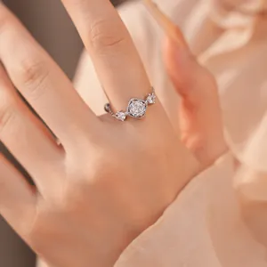 Gedetailleerde close-up van een elegante zilveren ring met zirkonia in ruitvorm aan vinger