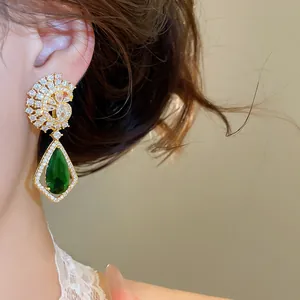 Orecchini d'oro vintage stile palazzo con pendente in zircone verde