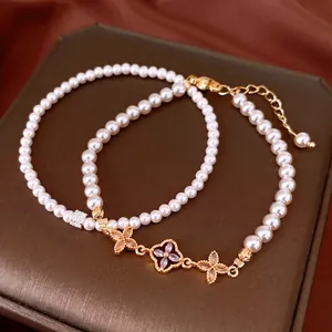 Bracelet élégant en perles de style français avec breloques fleurs en zircon sur boîte.
