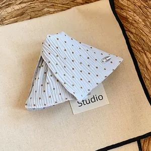 Macrodetail van blauwe haarklem met stippen op een stijlvolle studio-achtergrond