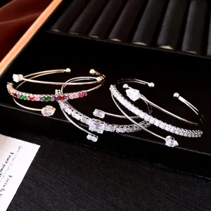 Vue détaillée de bracelets ouverts en zircon multicouches en or et argent