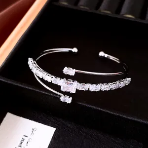Gros plan d'un bracelet jonc multicouche en argent avec des zircons carrés brillants