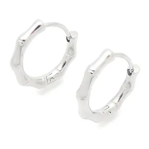 Créoles rétro en acier inoxydable design bambou pour femmes, finition argentée polie.