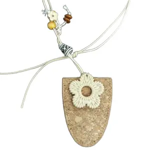 Collier bohème fait main avec pendentif en liège, fleur tissée et perles déco