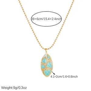 Détail du pendentif cœur en émail sur collier chaîne perlée dorée, poids 9g, élégant.