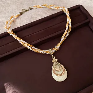 Vue détaillée d'un collier tressé bohème avec un pendentif en cristal en forme de goutte