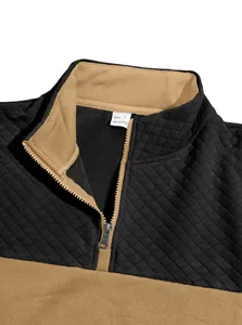 Detailansicht eines Herren-Sweatshirts mit Rautensteppmuster und Stehkragen mit Reißverschluss