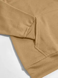 Detailansicht eines khakifarbenen Waffel-Sweatshirts mit geripptem Bündchen und Tasche.