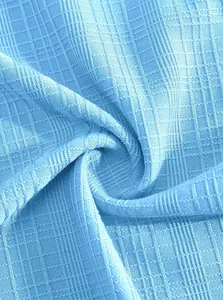Detalle macro del tejido acanalado transpirable azul claro para pantalón casual