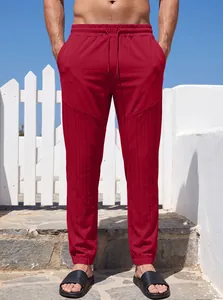 Vista detallada de los pantalones jogger rojos para hombre con cordón y paneles texturizados pro