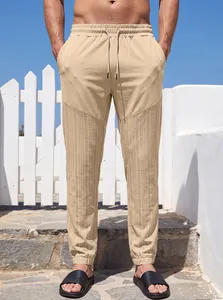 Vista detallada del pantalón caqui para hombre con cordón y diseño texturizado en la pierna.