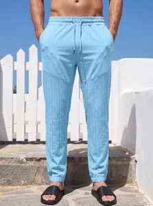 Primer plano de los pantalones jogger azul claro para hombre con cordón y paneles texturizados