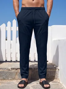 Vista detallada de los pantalones jogger azul marino para hombre con paneles laterales